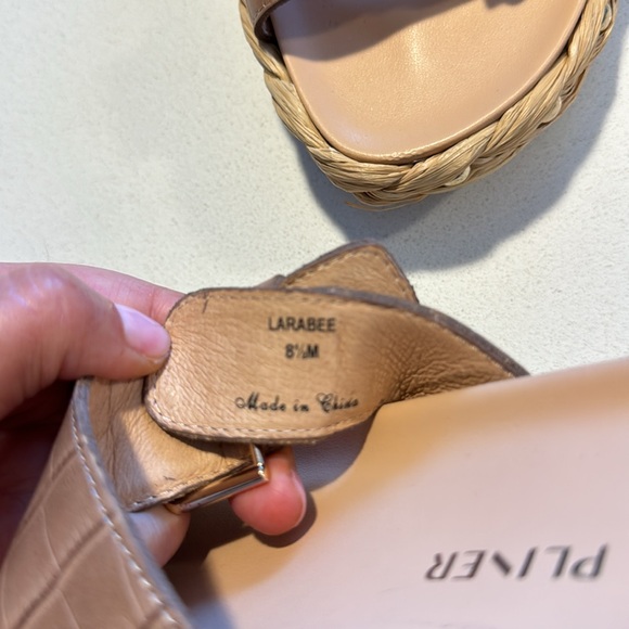 2 pair Donald Pliner sandals. Size 8.5 - Picture 10 of 10